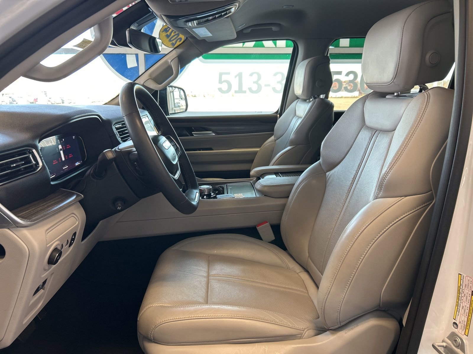 Used 2024 Jeep Wagoneer L Series II w/ Flexible Seating Group image 19