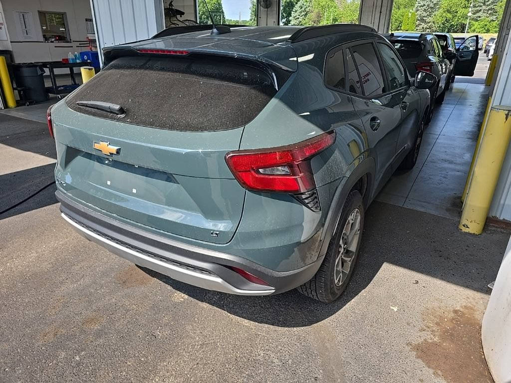 Used 2025 Chevrolet Trax LT FWD image 4