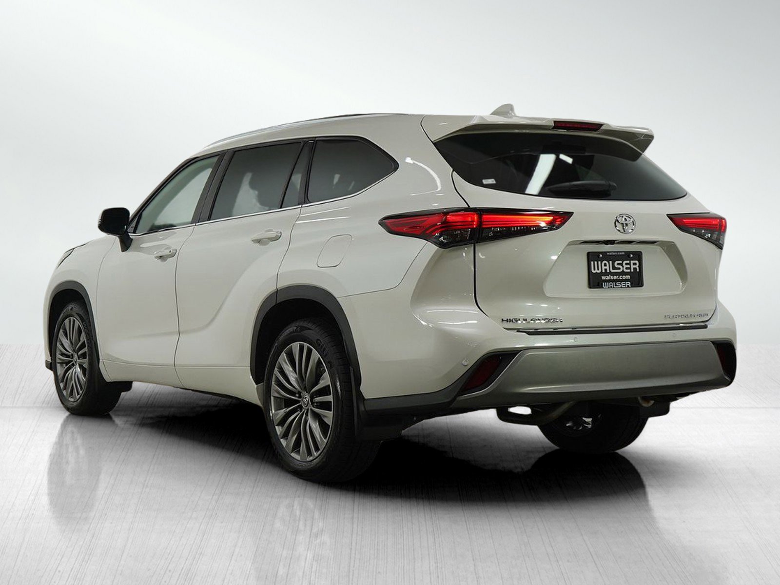 Used 2021 Toyota Highlander Platinum AWD/4WD image 3