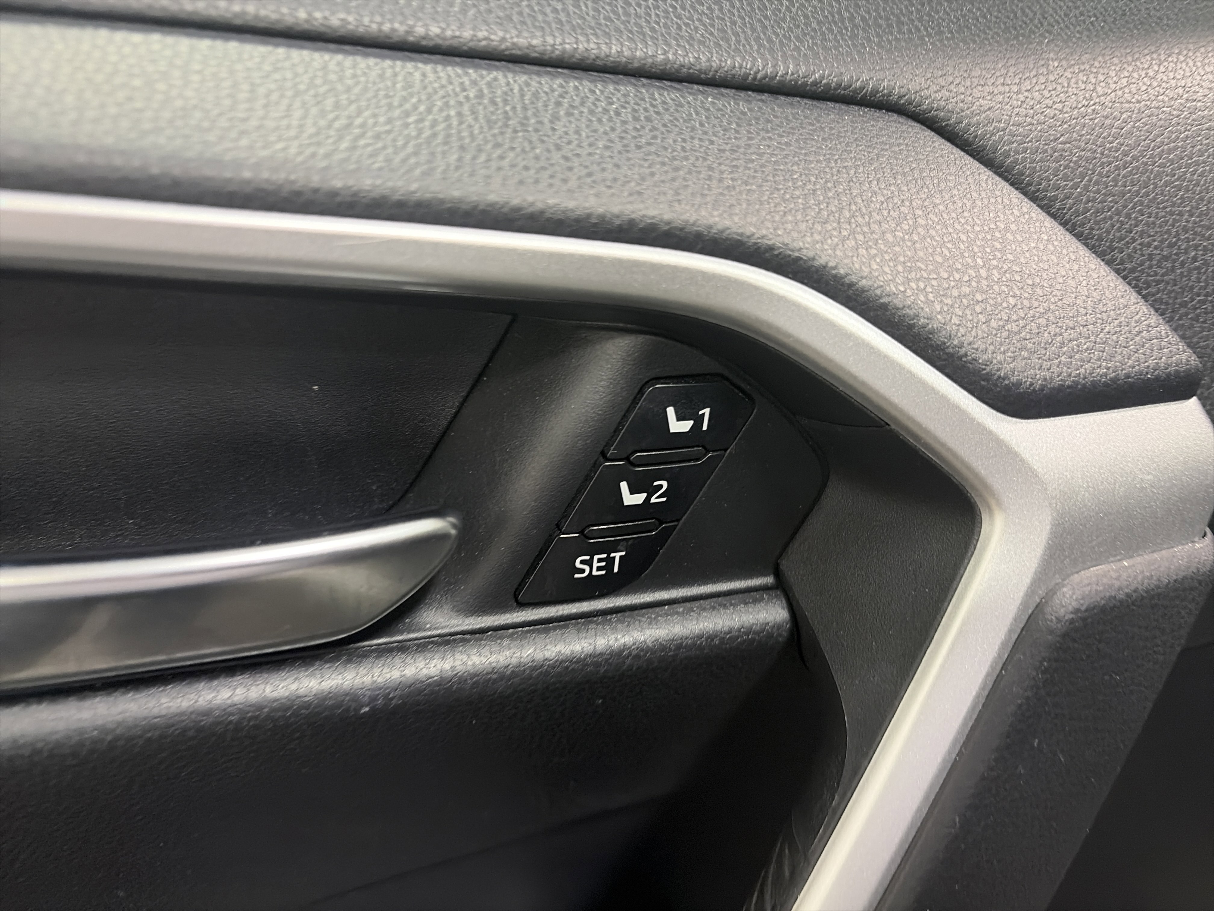 Used 2022 Toyota RAV4 XLE Premium image 26