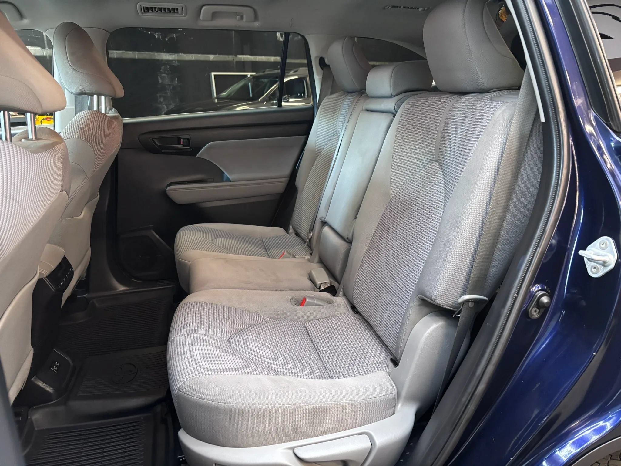 Used 2020 Toyota Highlander LE AWD/4WD image 20