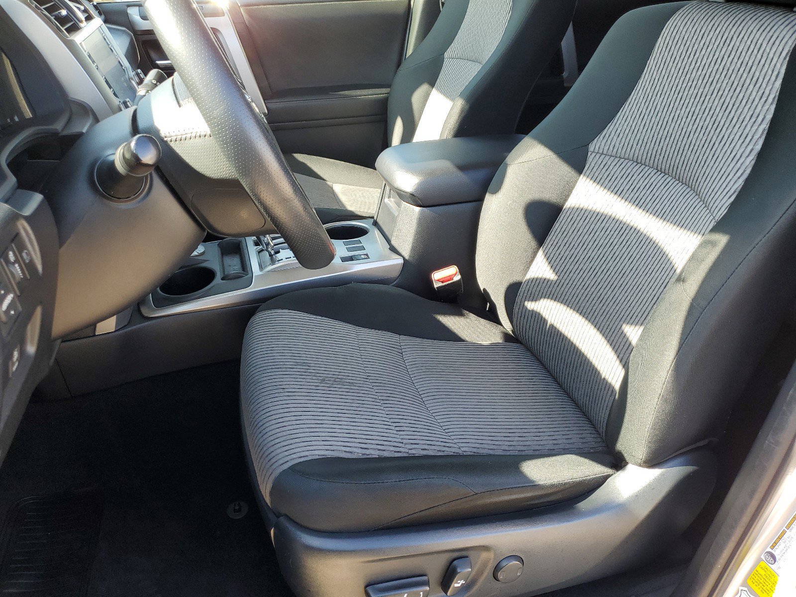 Used 2020 Toyota 4Runner SR5 AWD/4WD image 15
