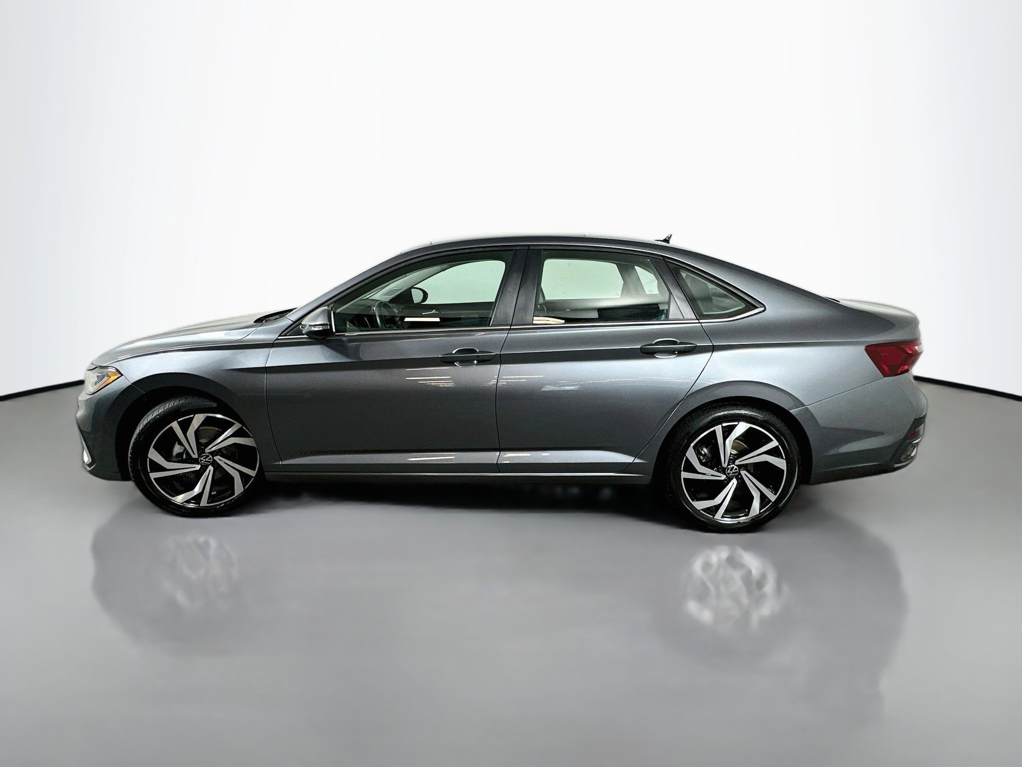 Used 2025 Volkswagen Jetta SEL FWD image 4