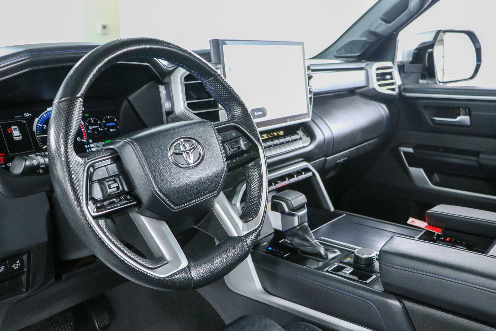Used 2024 Toyota Sequoia Platinum AWD/4WD image 25