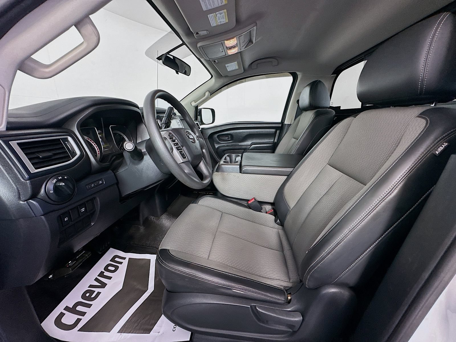 Used 2017 Nissan Titan S AWD/4WD image 18