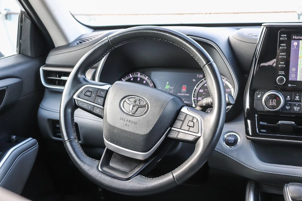 Used 2022 Toyota Highlander XLE FWD image 18