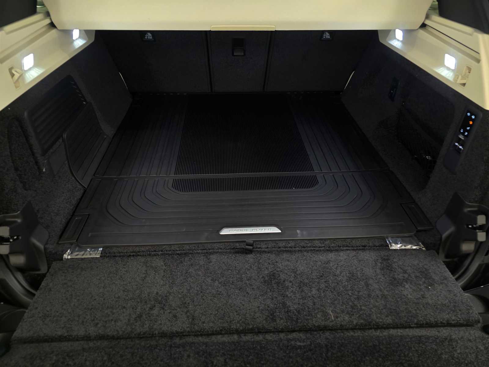 New 2026 Land Rover Range Rover SE image 16