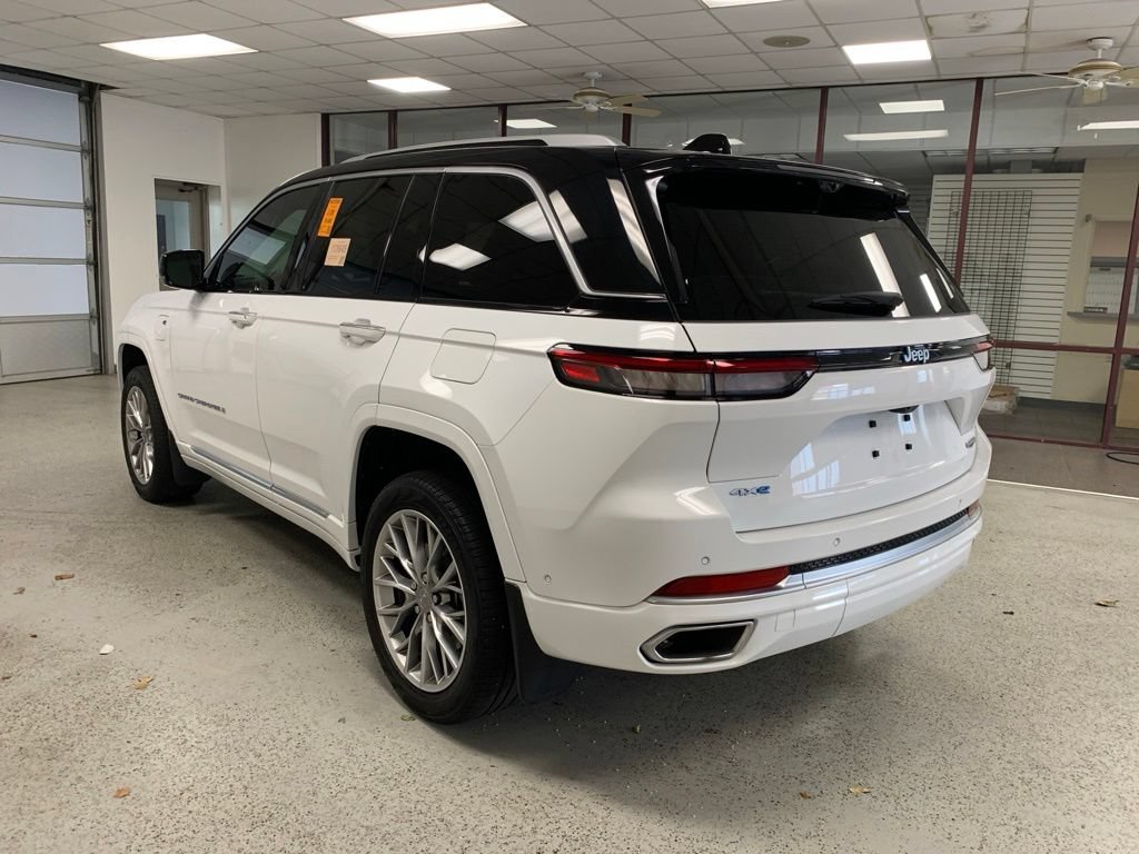 Used 2022 Jeep Grand Cherokee Summit w/ Advanced Protech Group IV AWD/4WD image 4
