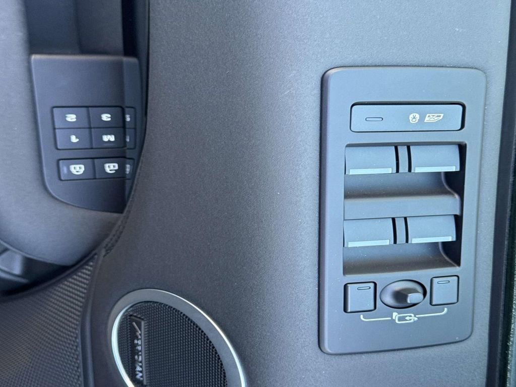 Used 2025 Land Rover Discovery S image 29