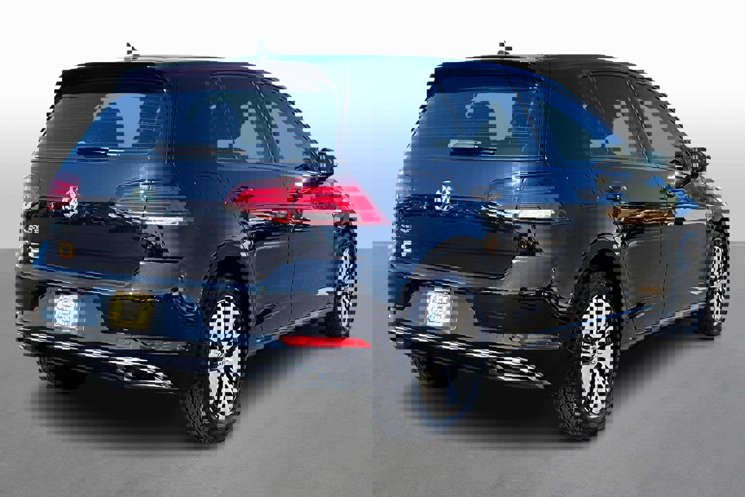 Used 2013 Volkswagen GTI w/Sunroof & Navi image 2