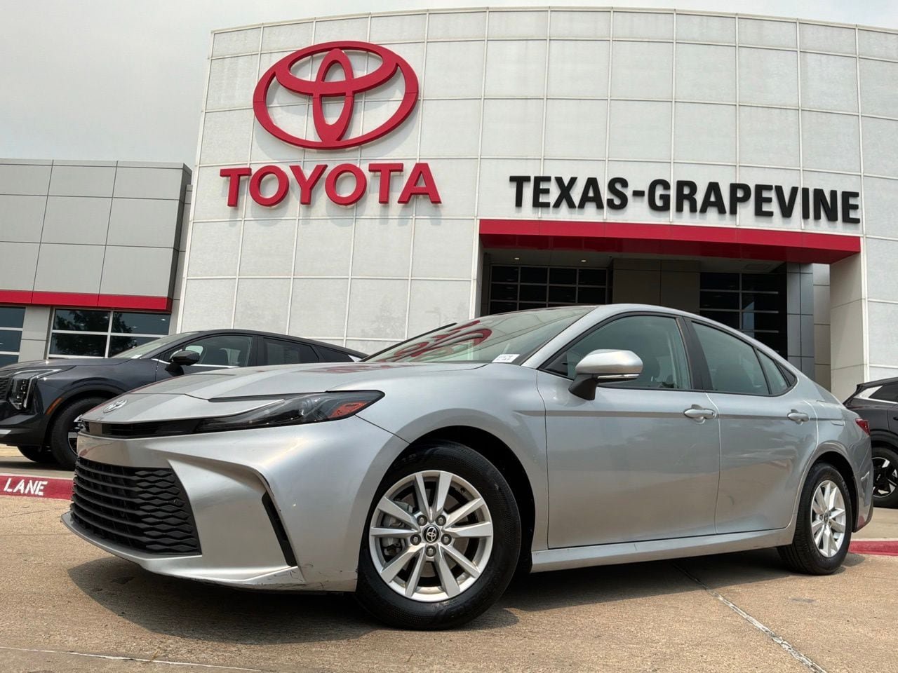 Used 2025 Toyota Camry LE FWD image 2
