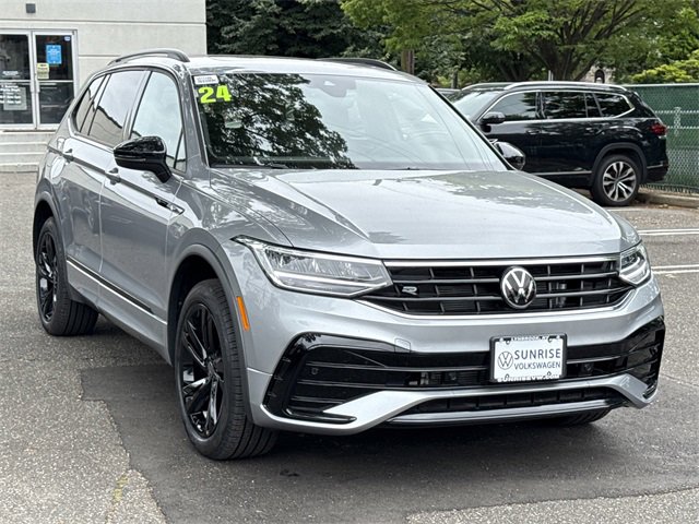 Used 2024 Volkswagen Tiguan SE R-Line image 2