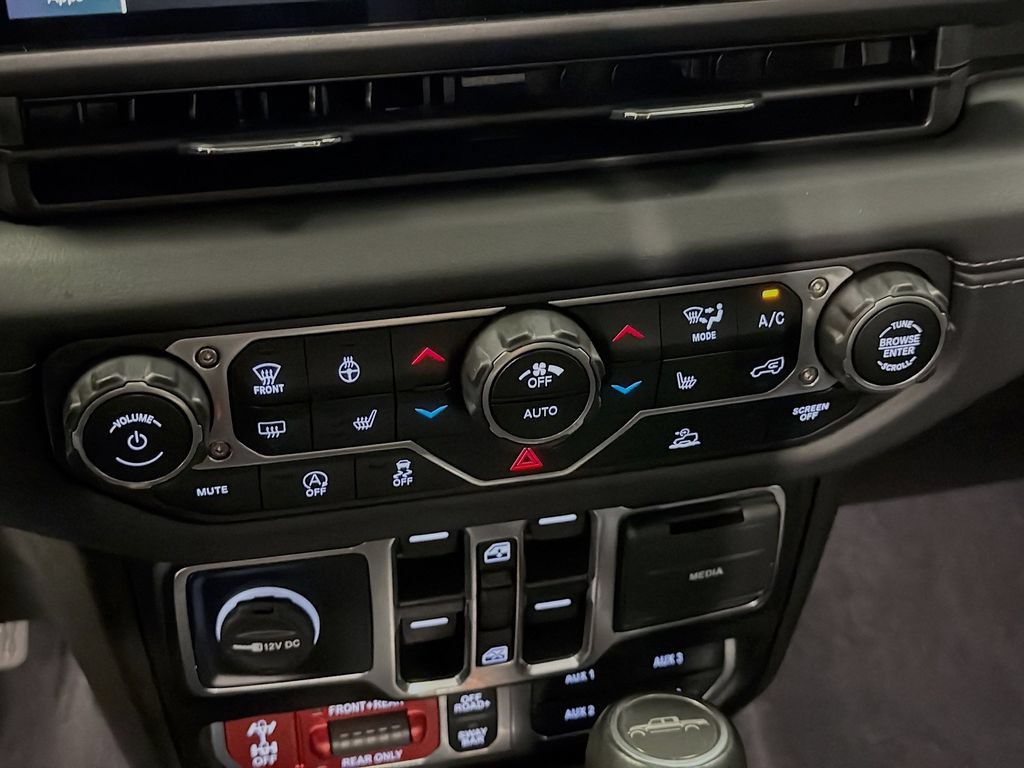 Used 2025 Jeep Gladiator Rubicon w/ Convenience Group AWD/4WD image 17