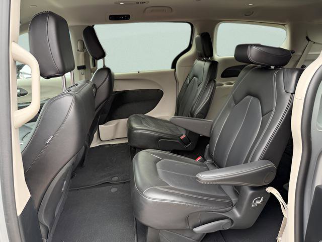 Used 2024 Chrysler Pacifica Touring-L FWD image 5
