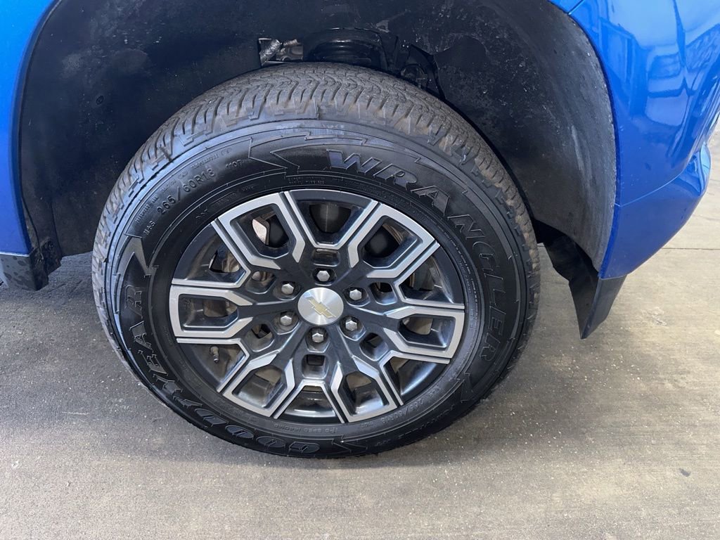 Used 2023 Chevrolet Colorado LT w/ LT Convenience Package III image 2