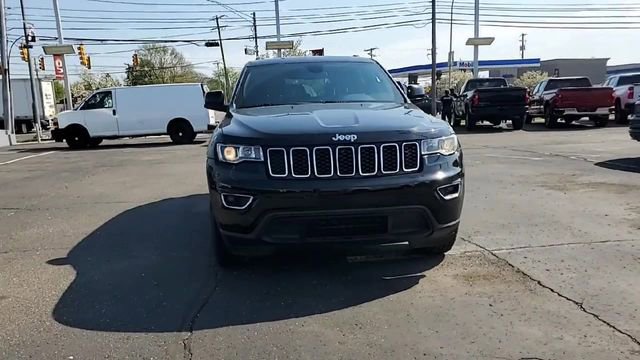 Used 2019 Jeep Grand Cherokee Laredo AWD/4WD image 3
