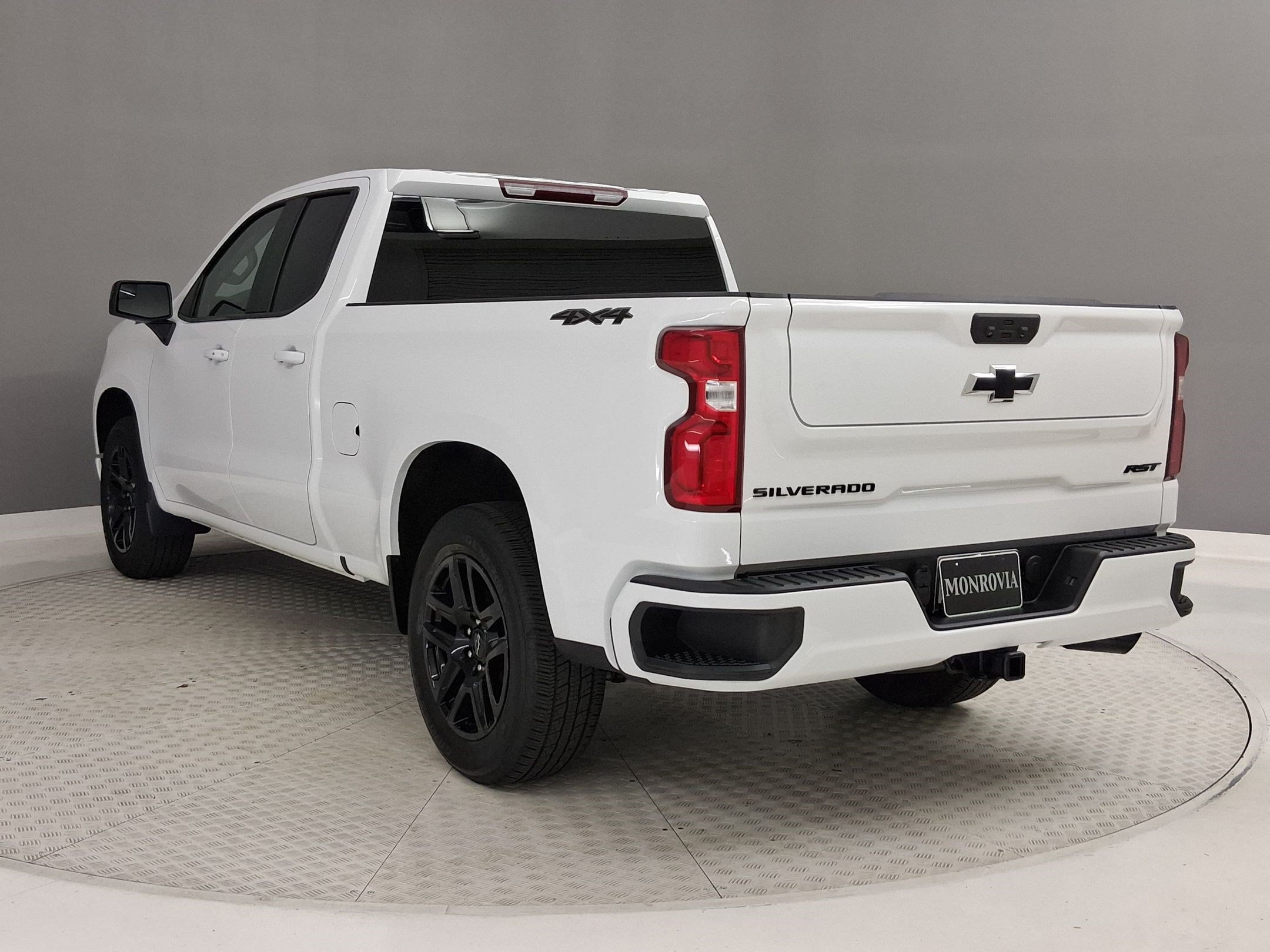 Used 2025 Chevrolet Silverado 1500 RST w/ Dark Appearance Package AWD/4WD image 3