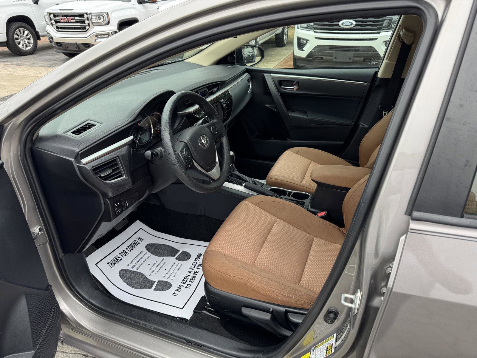 Used 2015 Toyota Corolla LE FWD image 2