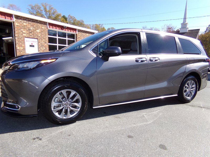 Used 2022 Toyota Sienna XLE video 1