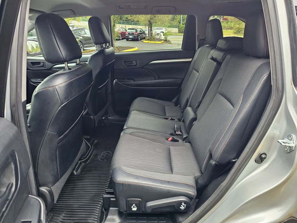 Used 2017 Toyota Highlander Plus AWD/4WD image 17