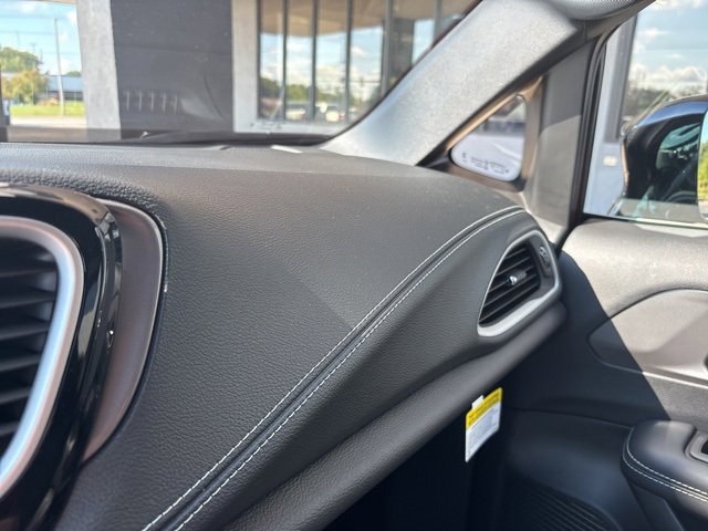 New 2025 Chrysler Pacifica Select w/ Uconnect Theater Family Group image 26