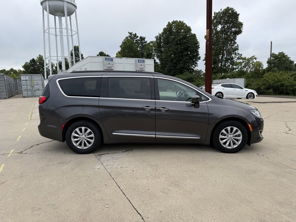 Used 2017 Chrysler Pacifica Touring-L image 5