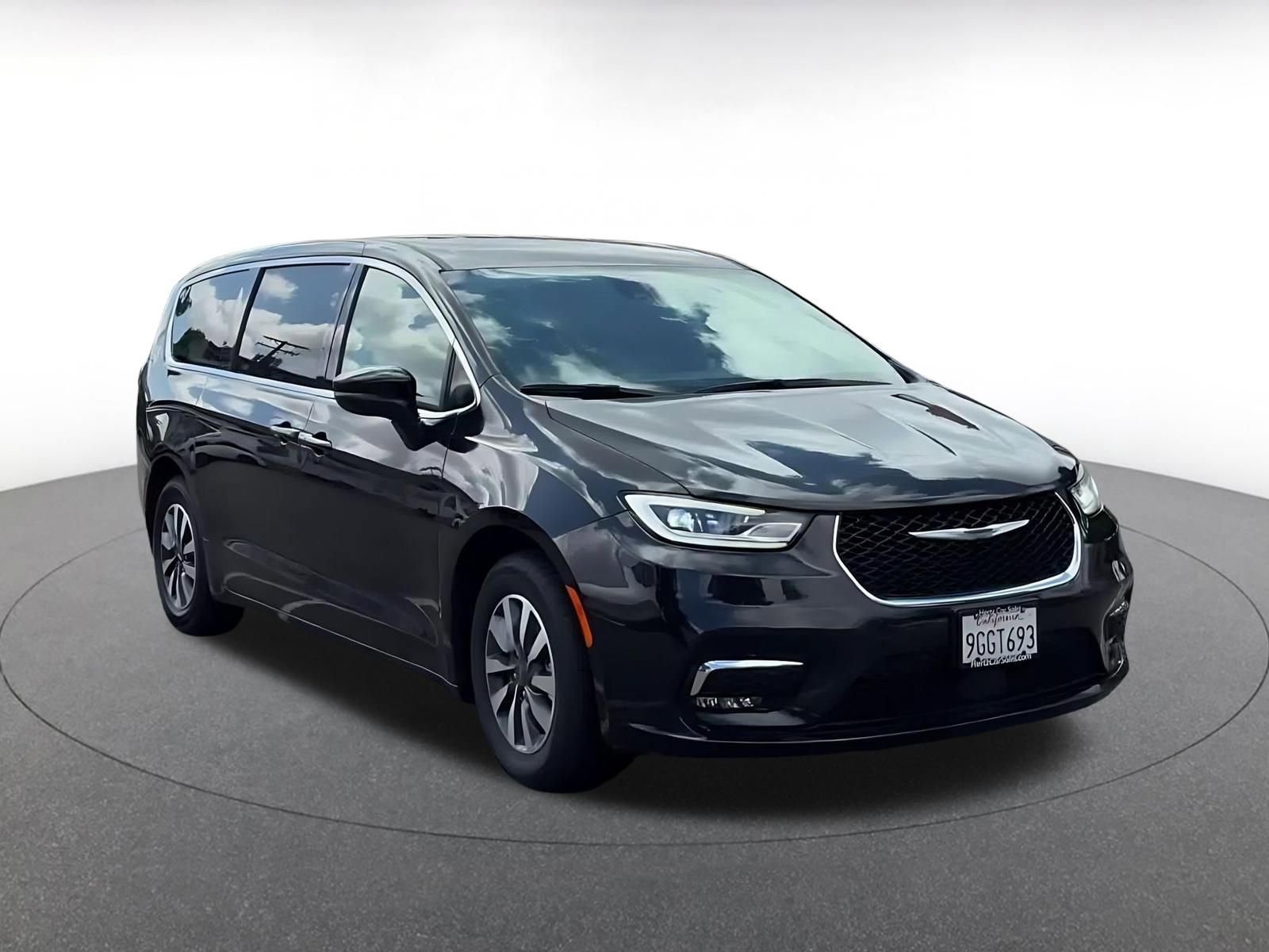 Used 2023 Chrysler Pacifica Touring-L image 3