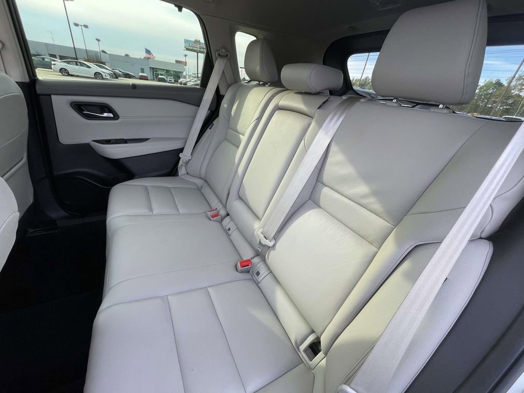 Used 2024 Nissan Rogue SL w/ SL Premium Package image 11
