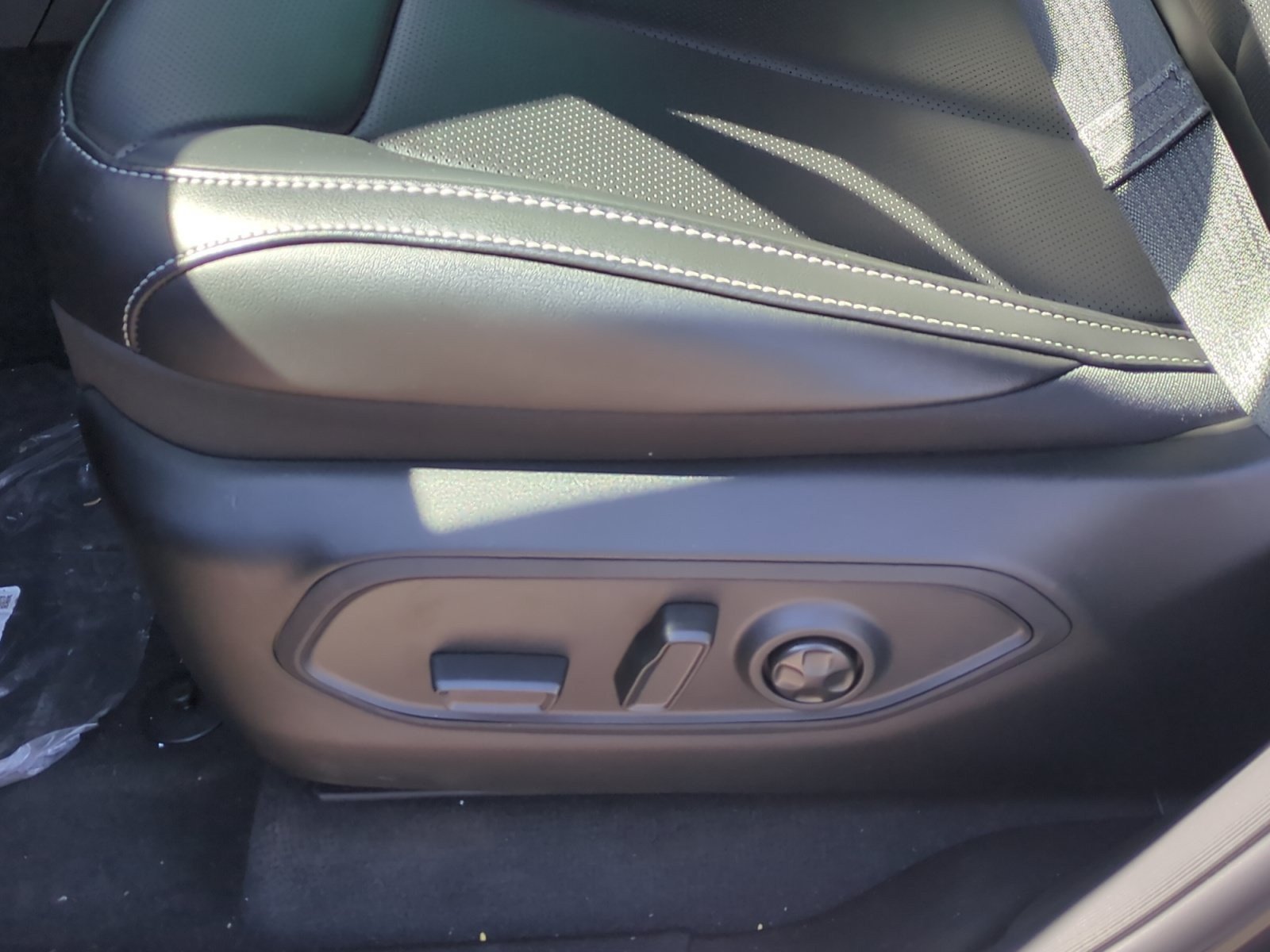 New 2026 Jeep Grand Cherokee Limited w/ Luxury Tech Group II RWD image 14
