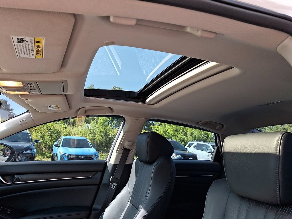 Used 2018 Honda Accord Touring image 16