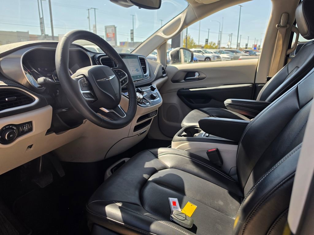 Used 2023 Chrysler Pacifica Touring-L image 9