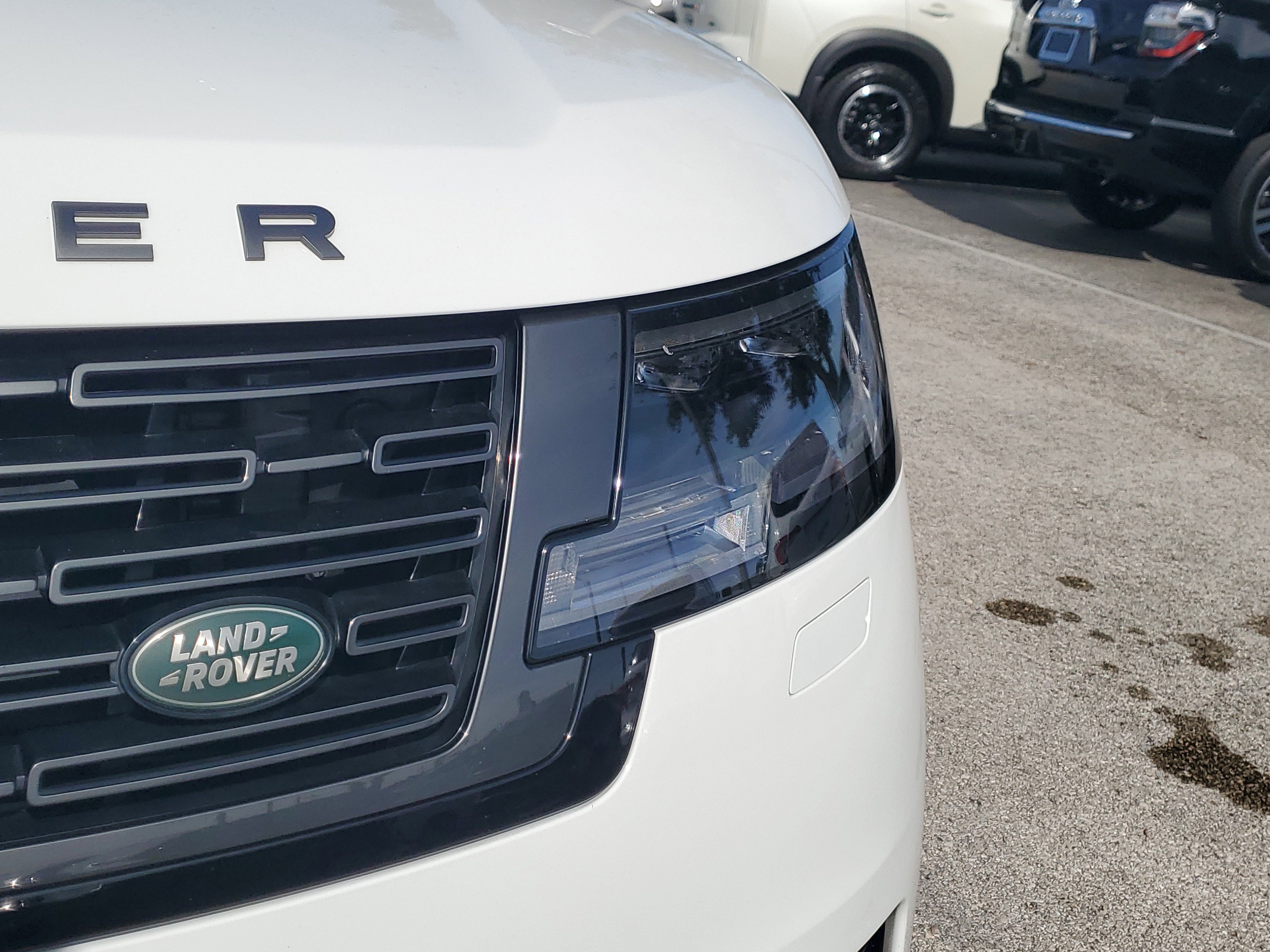 Used 2024 Land Rover Range Rover SE image 3