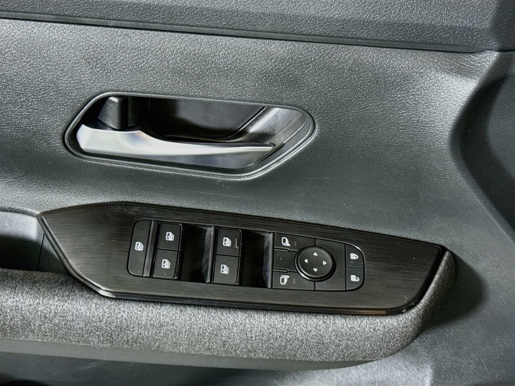 Certified 2025 Nissan Kicks SV AWD/4WD image 22