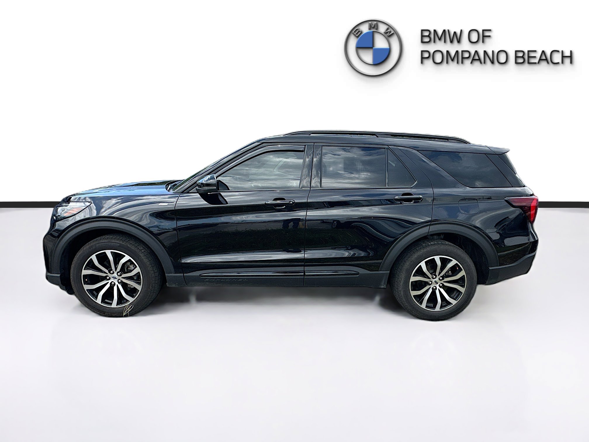 Used 2025 Ford Explorer ST-Line AWD/4WD image 2