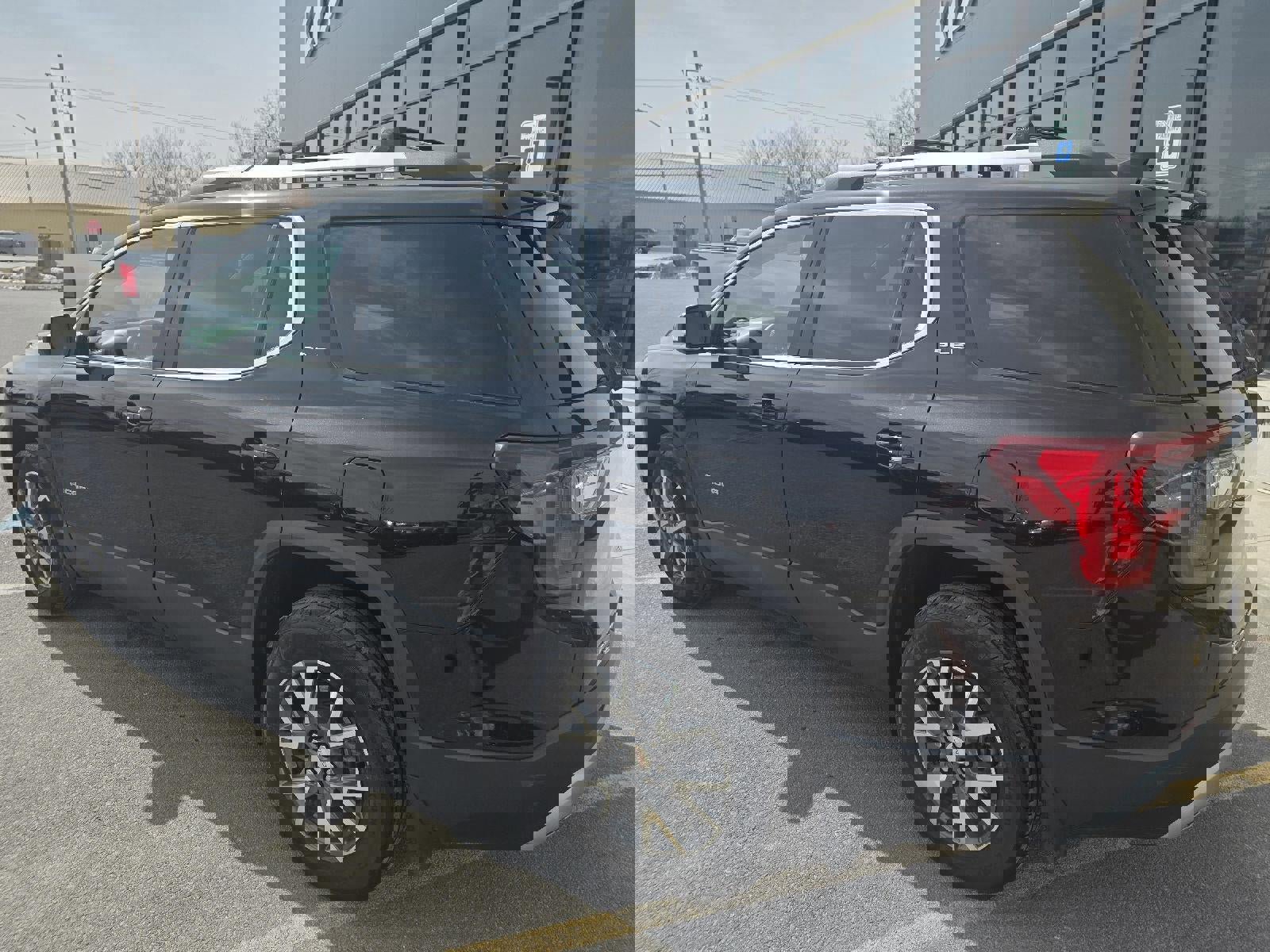 Used 2023 GMC Acadia SLE w/ Driver Convenience Package image 3