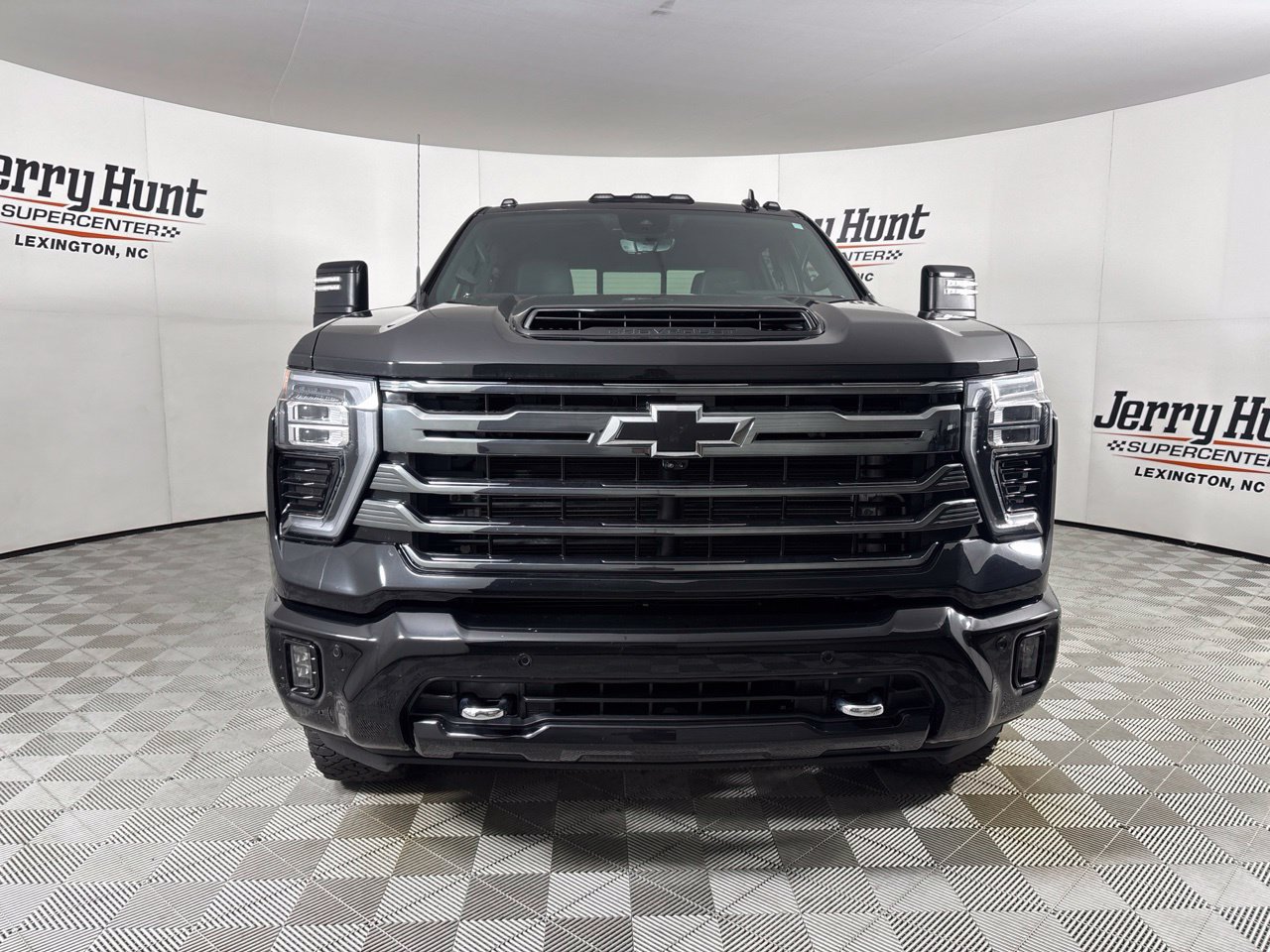 Used 2024 Chevrolet Silverado 2500 High Country w/ High Country Premium Package AWD/4WD image 2