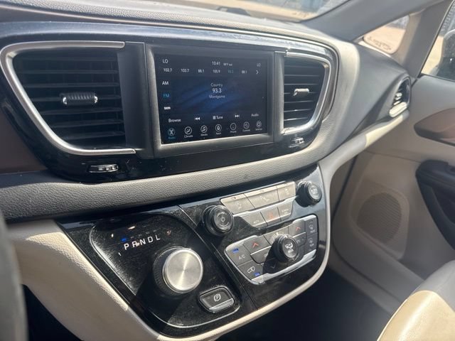 Used 2018 Chrysler Pacifica Touring-L w/ Tire & Wheel Group FWD image 13