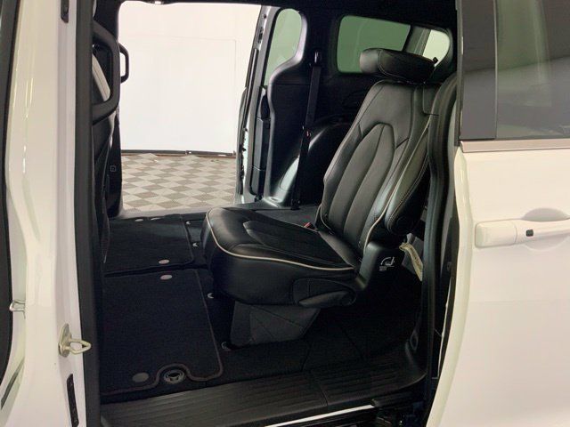Used 2026 Chrysler Pacifica Limited FWD image 36