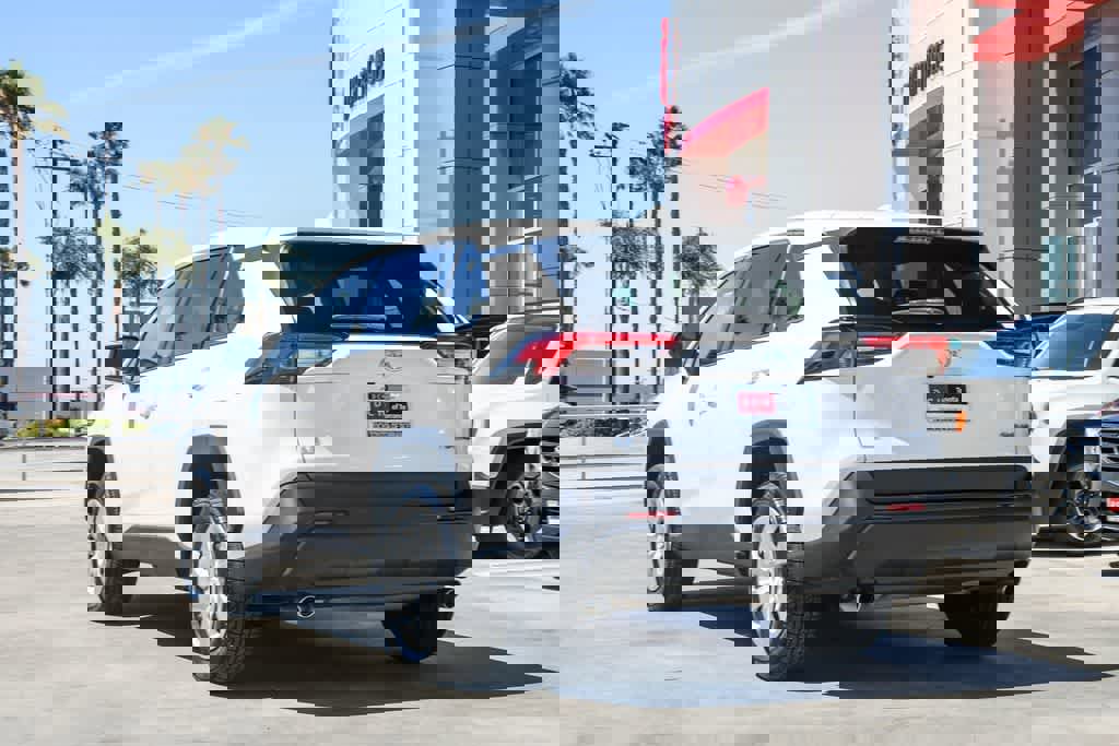 Used 2022 Toyota RAV4 LE FWD image 9