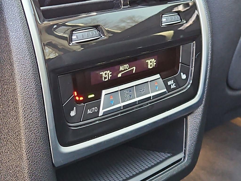 Used 2025 BMW X7 xDrive40i w/ Premium Package image 11