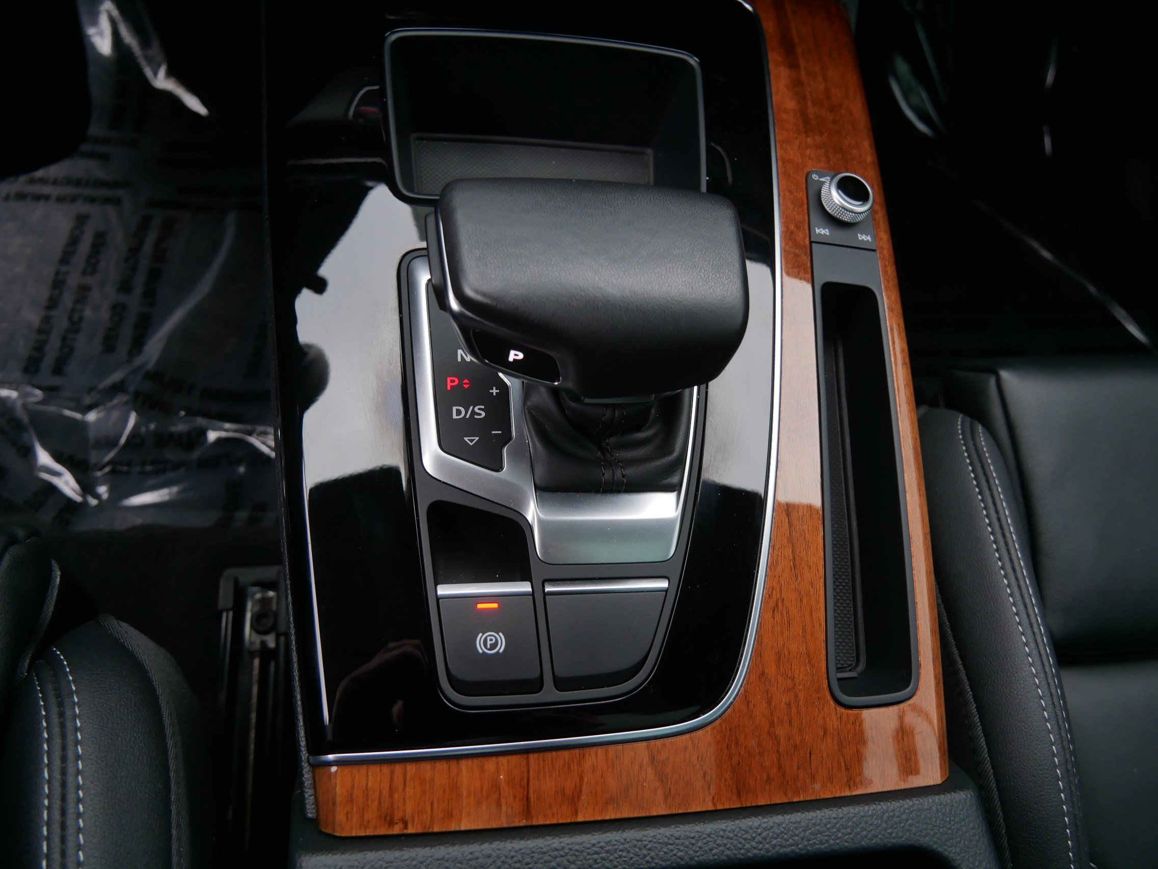Used 2023 Audi Q5 e Premium w/ Convenience Package image 24