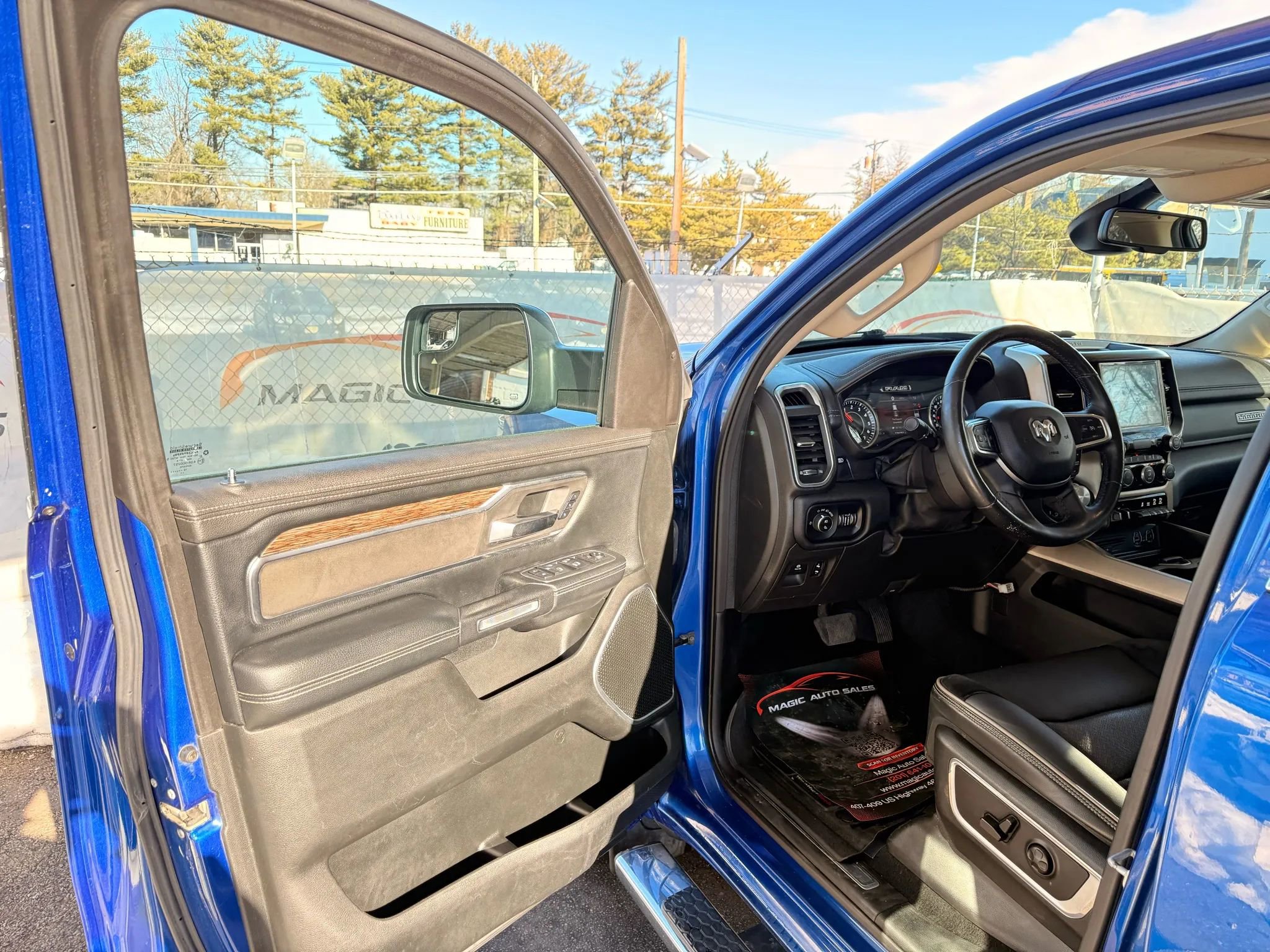 Used 2019 RAM 1500 Laramie AWD/4WD image 10