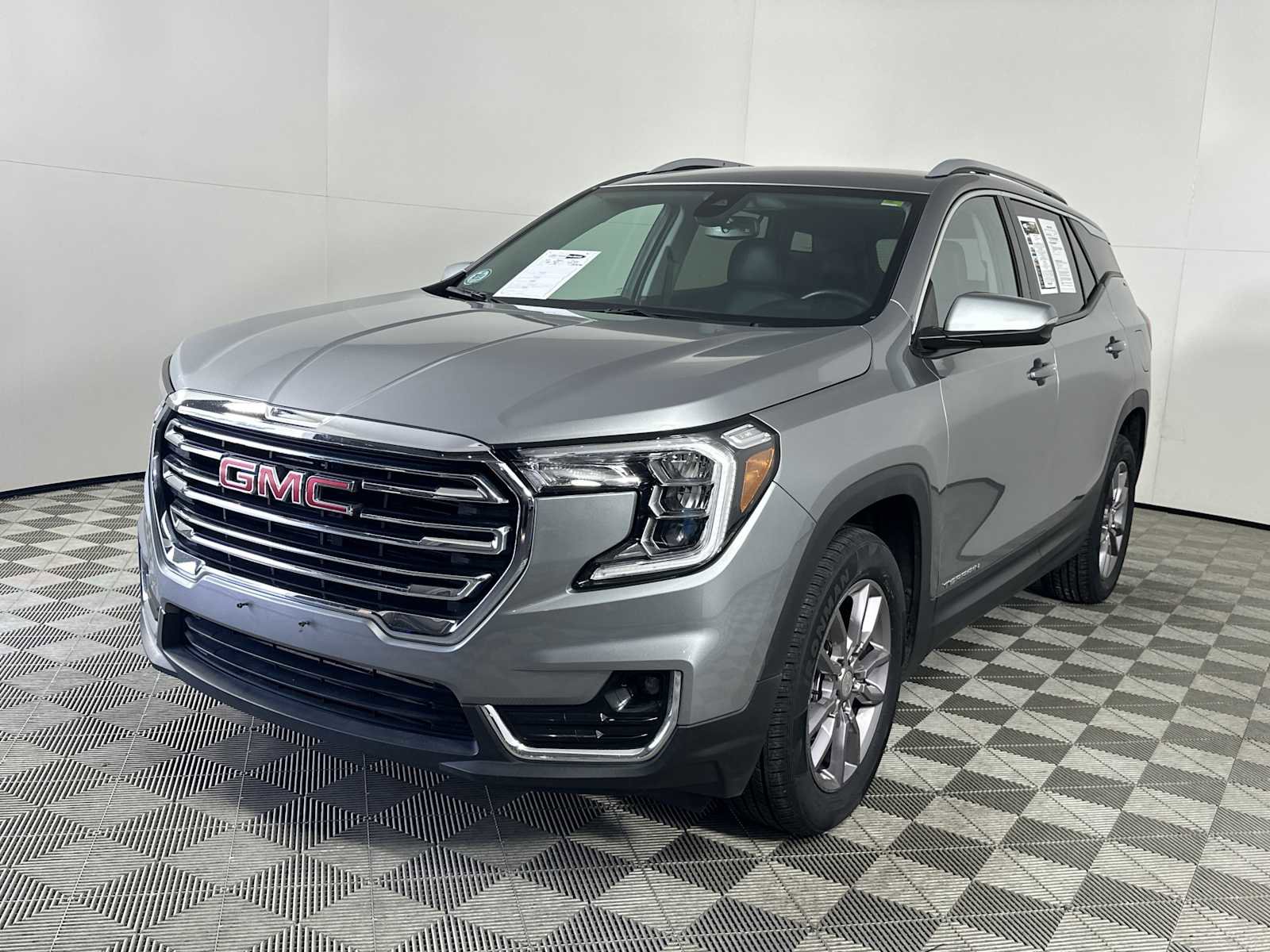 Used 2024 GMC Terrain SLT AWD/4WD image 4