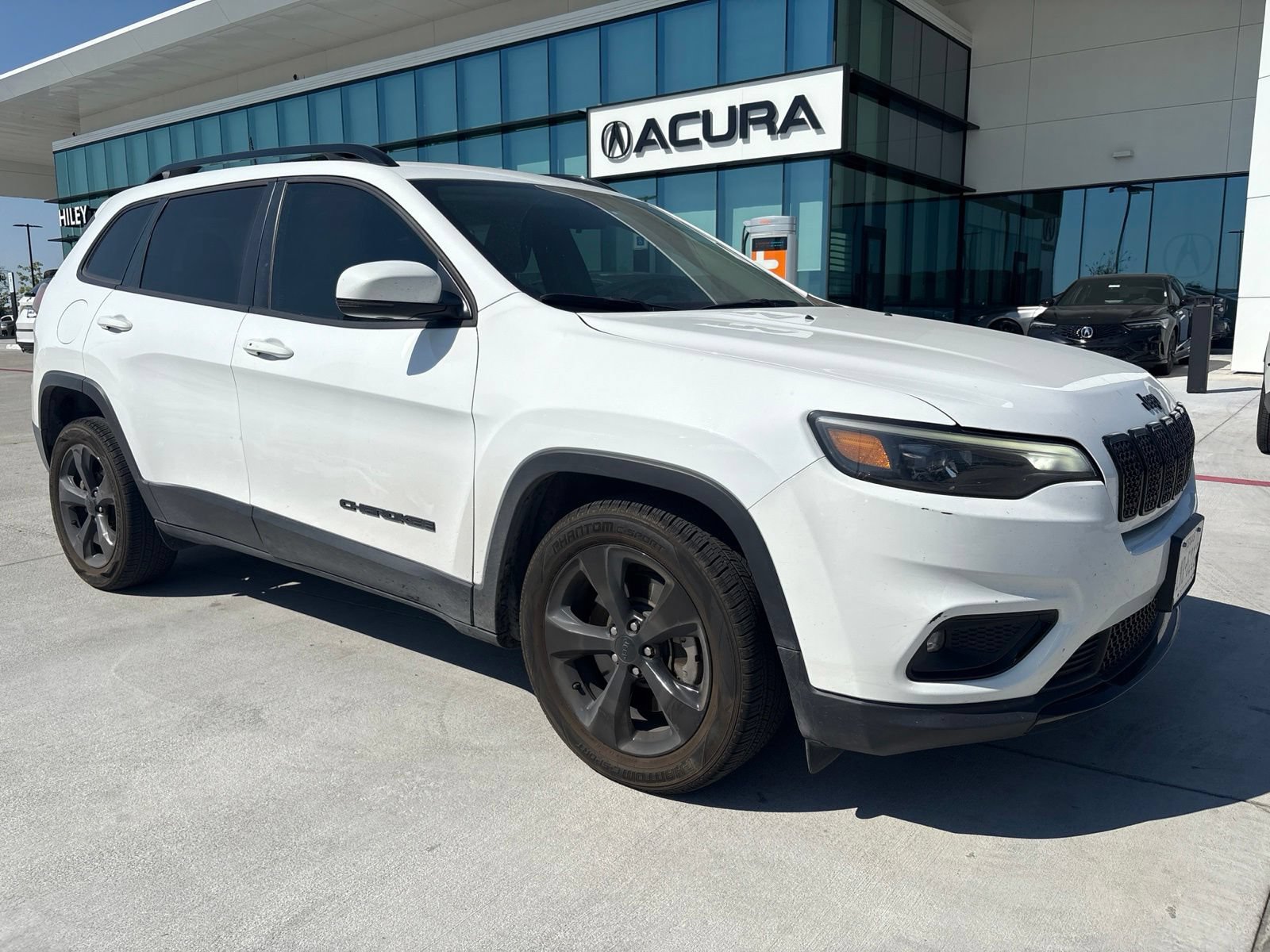 Used 2019 Jeep Cherokee Latitude Plus FWD image 1