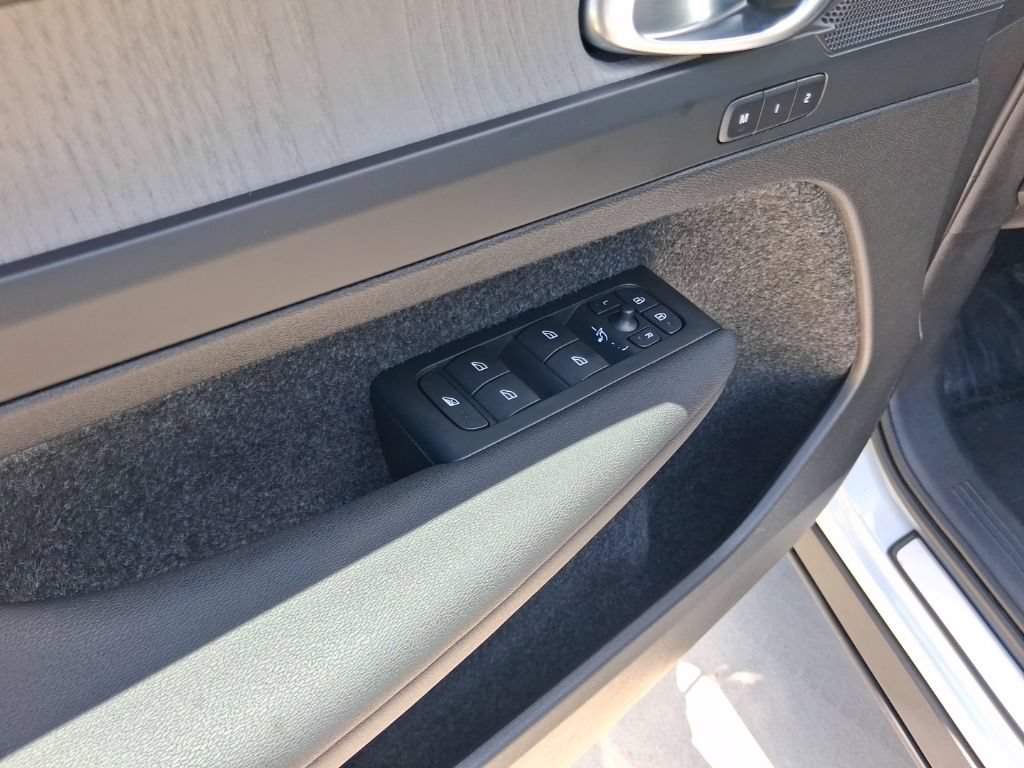 Certified 2026 Volvo XC40 B5 Plus AWD/4WD image 16