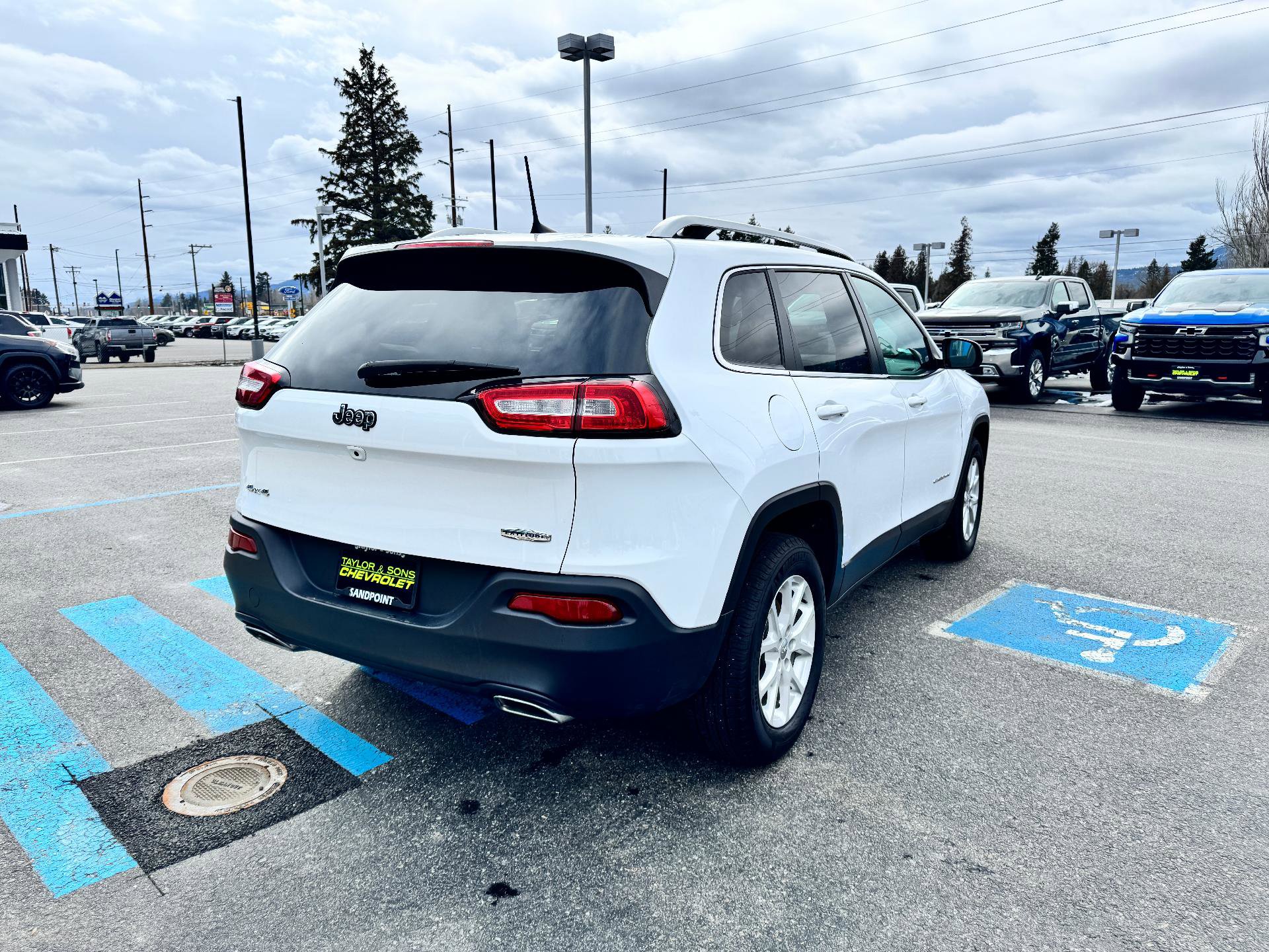 Used 2018 Jeep Cherokee Latitude w/ Cold Weather Group image 7