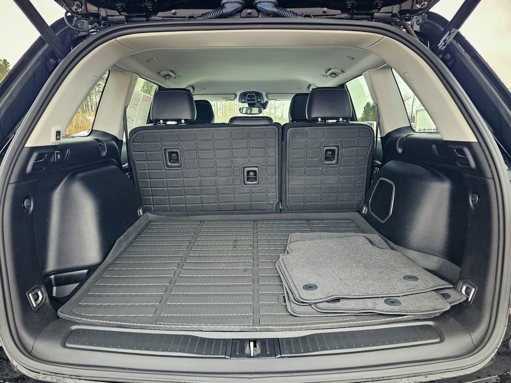 Used 2023 Jeep Grand Cherokee Limited w/ Black Appearance Package image 36