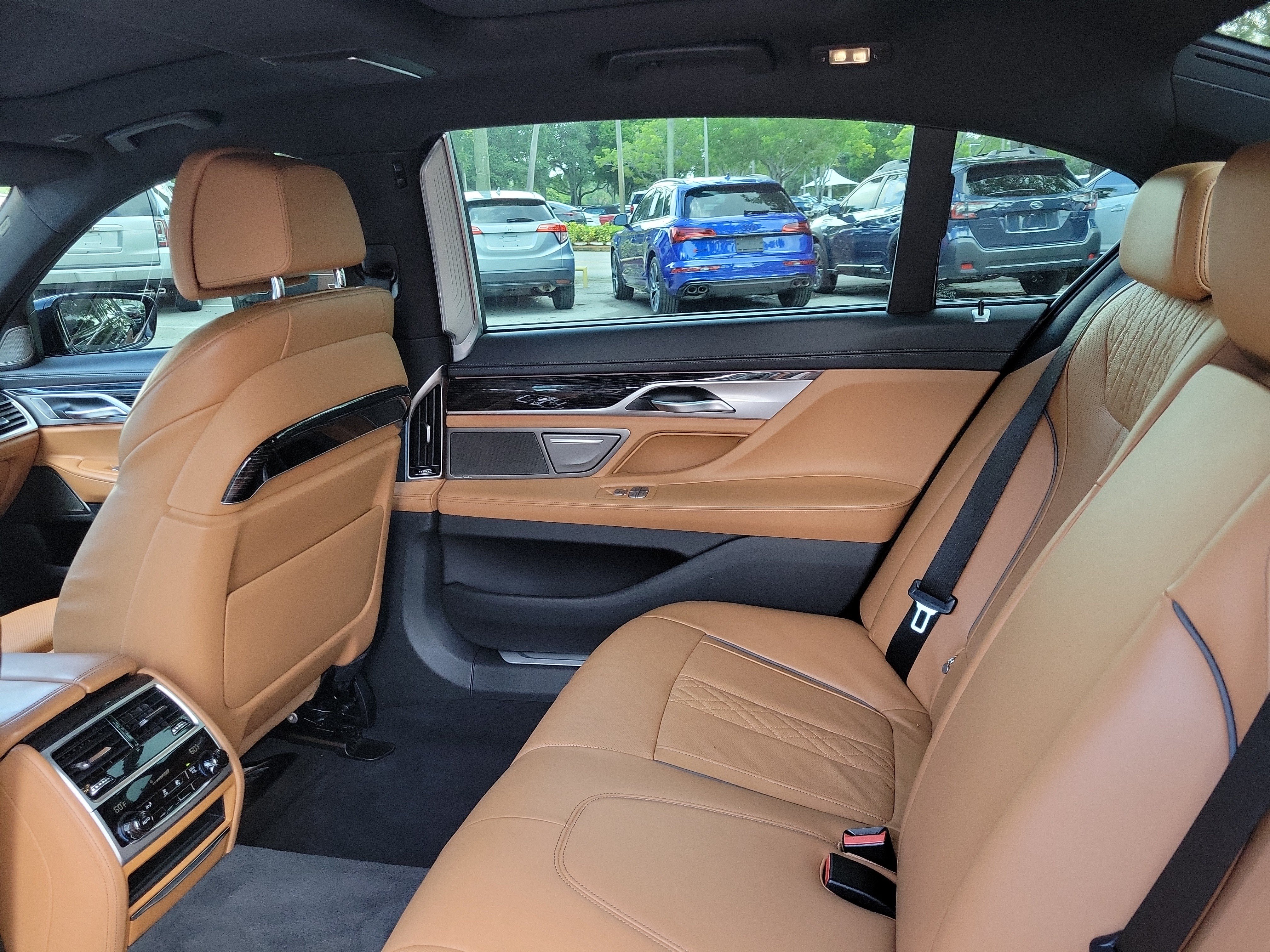 Used 2022 BMW 740i w/ M Sport Package RWD image 9
