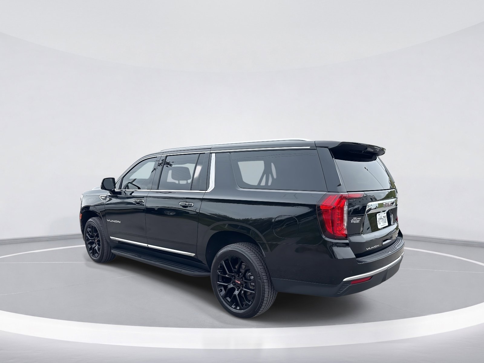Used 2022 GMC Yukon XL SLT w/ SLT Luxury Package image 6