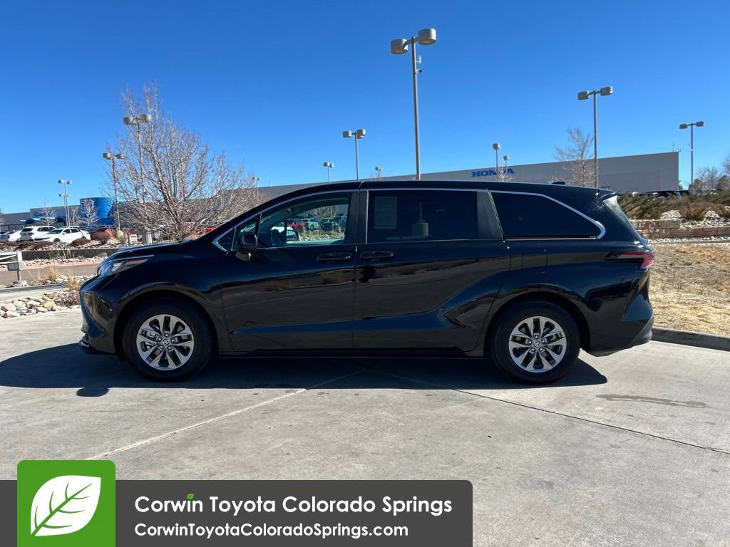 Used 2025 Toyota Sienna LE image 4